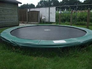 trampoline in uw tuin